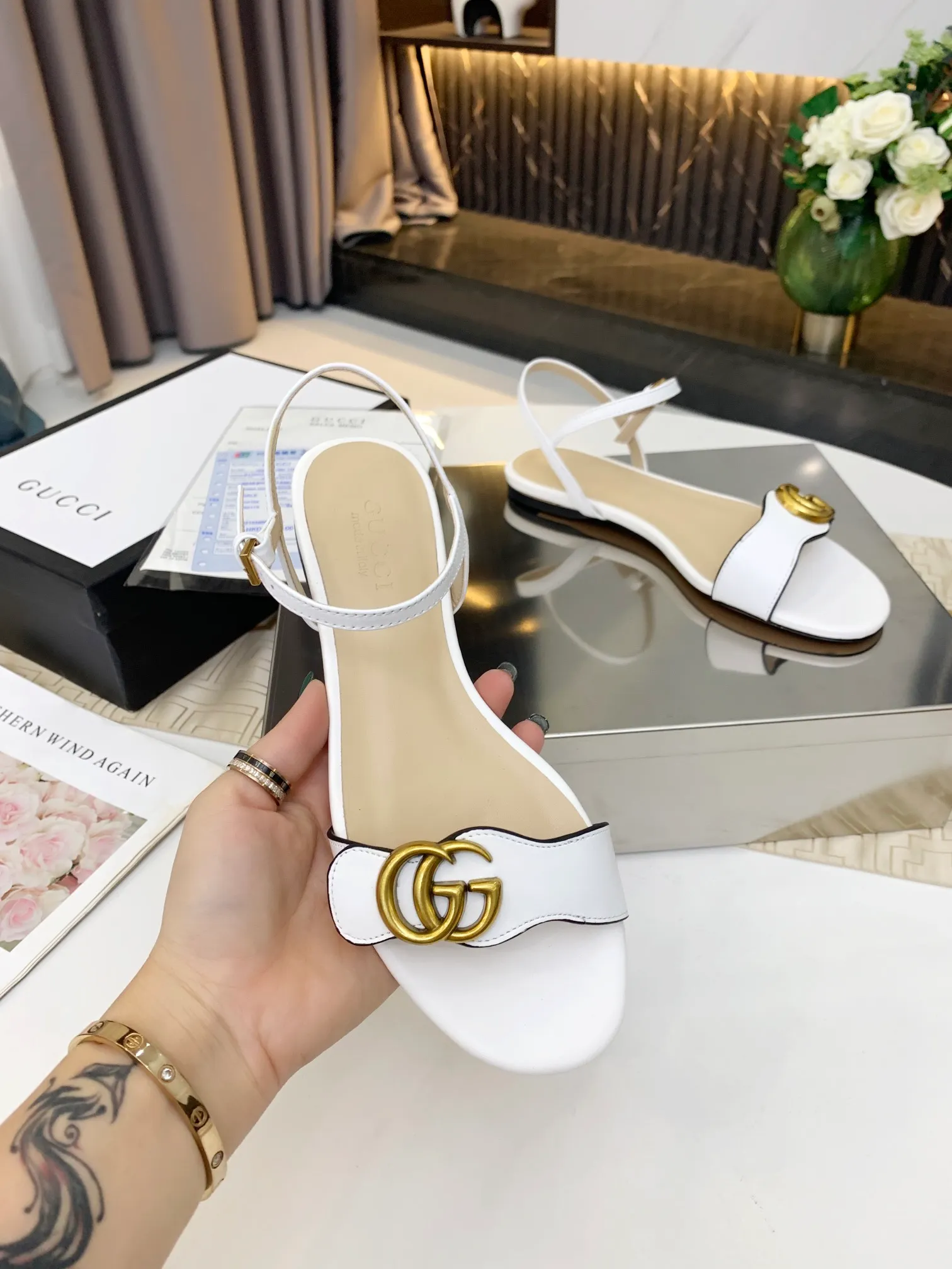👟👟Ex-factory price 320👟👟 GUCCI’s new summer one-line sandals with exquisite bronze buckles are of great workmanship and reassuring. The leather is shiny and tough. Comfortable and super comfortable to walk. Recommend a sandal that meets the actual needs of the public✅ Fabric: First-layer cowhide Lining/foot pads: Sheepskin🐑 Rubber outsole. Color: Black White Code Number: 35-39 (41, 42 customized) Comes with receipt.